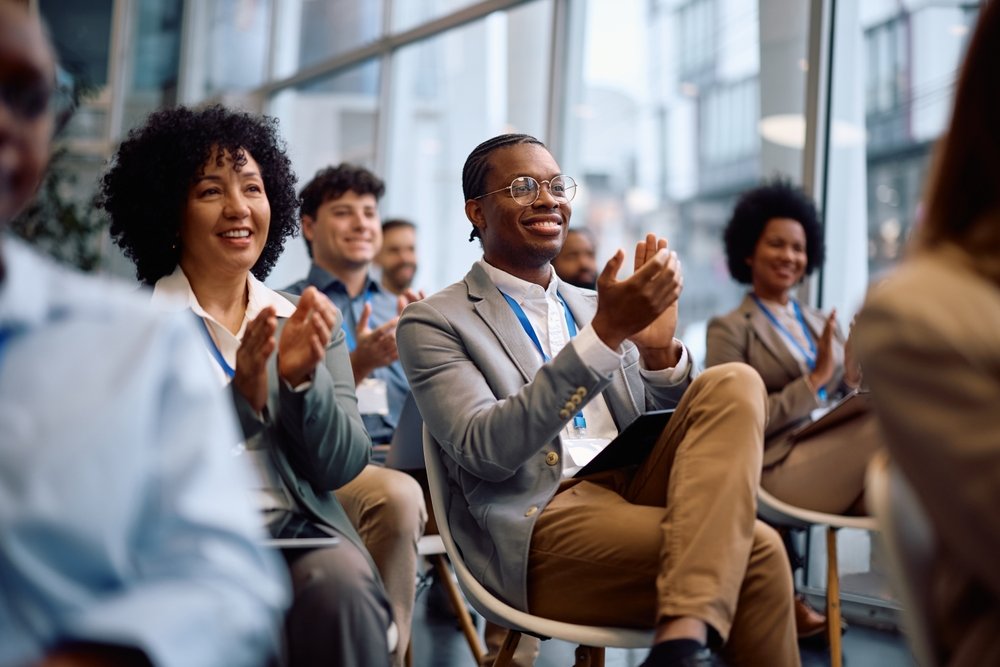 Large,Group,Of,Entrepreneurs,Applauding,While,Attending,A,Business,Seminar.